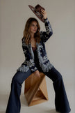 Gilet MADISON long bleu marine avec ceinture et franges, vue de face