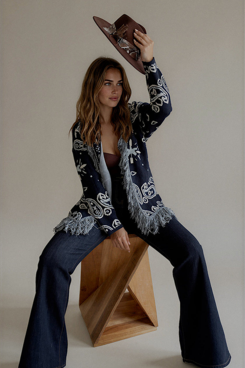 Gilet MADISON long bleu marine avec ceinture et franges, vue de face