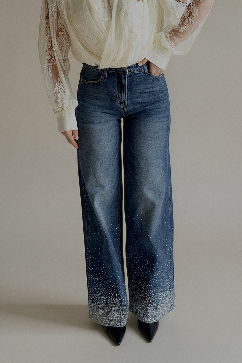 Jean PAIGE droit large à strass bleu, silhouette entière de face