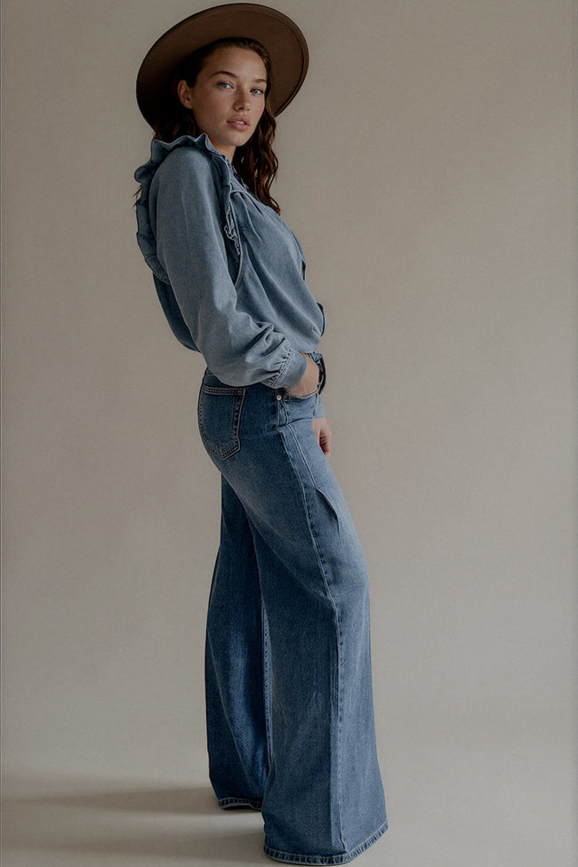 Jean PHOEBE palazzo bleu porté avec une chemise en denim, vue de trois quarts