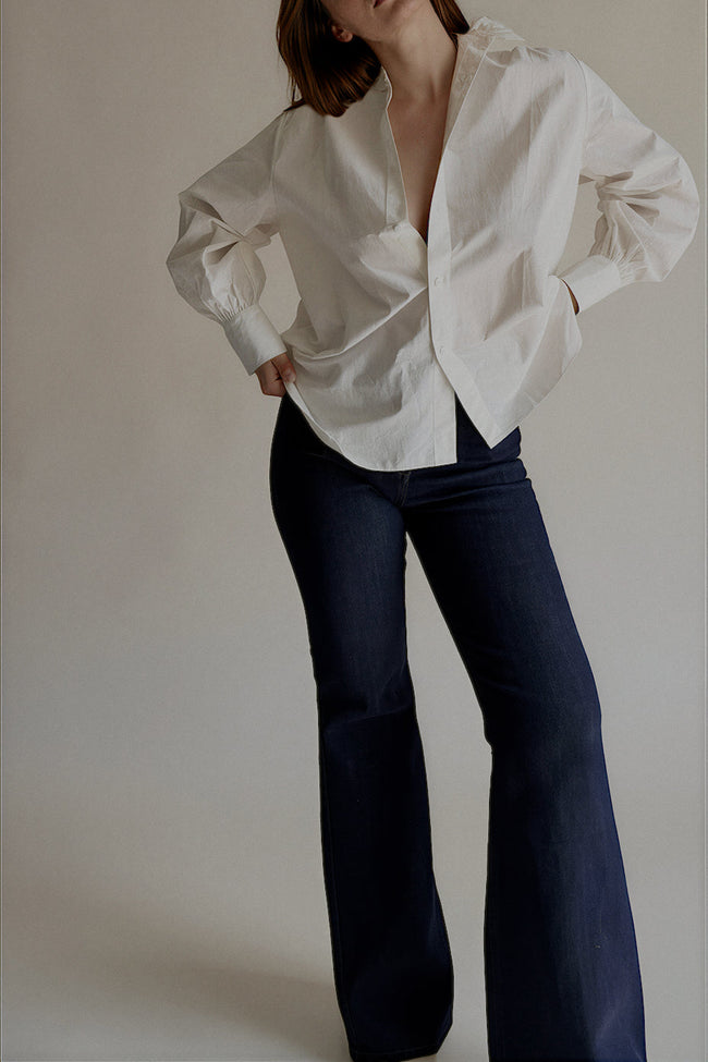 Jean PIPER flare en denim brut porté avec une chemise blanche