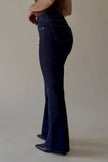 Jean PIPER flare en denim brut, silhouette entière vue de profil