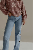 Jean POPPY bleu clair à découpes étoiles porté de face avec le pull MARNIE