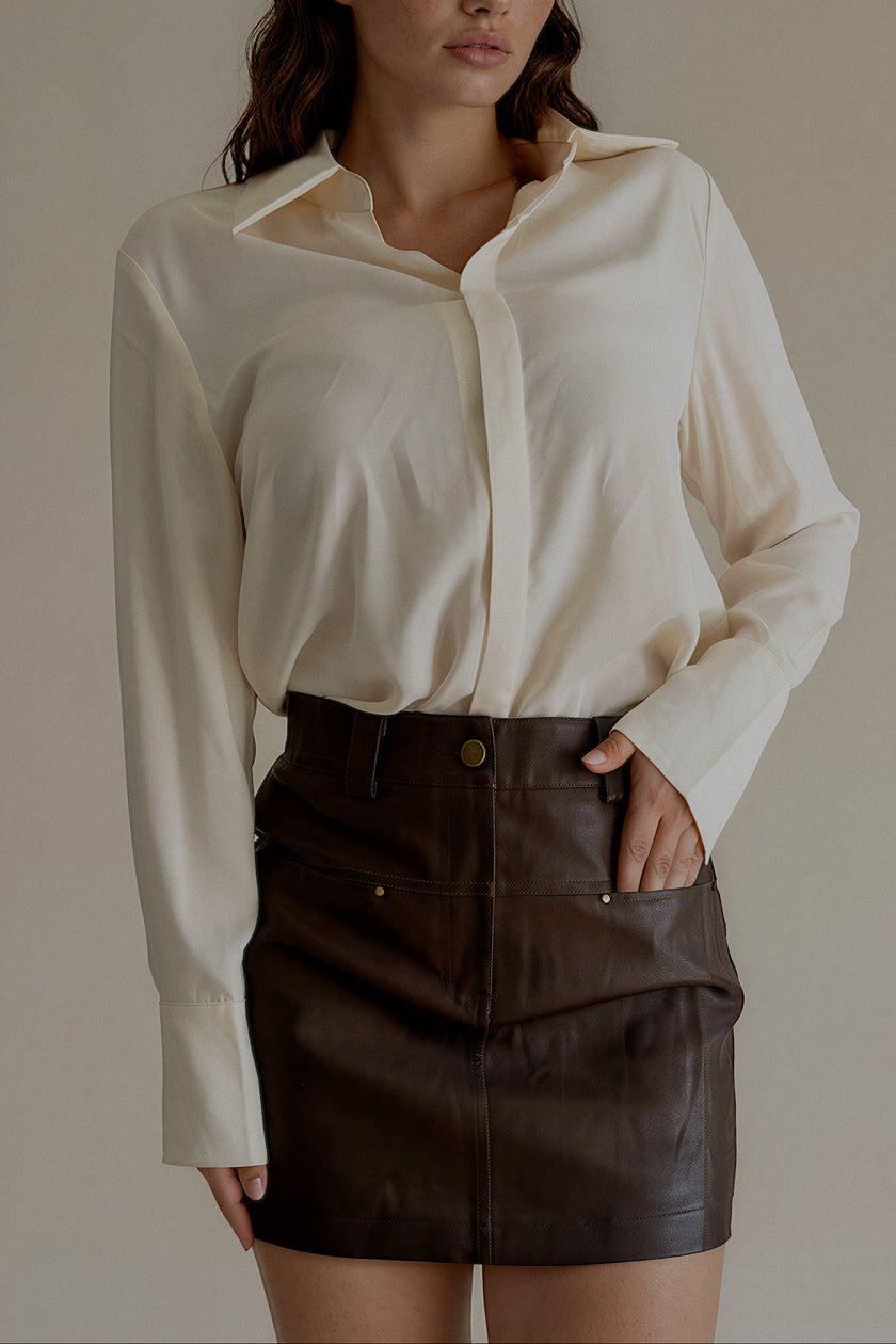 Jupe-short JOYCE marron effet cuir à la coupe droite, vue de face