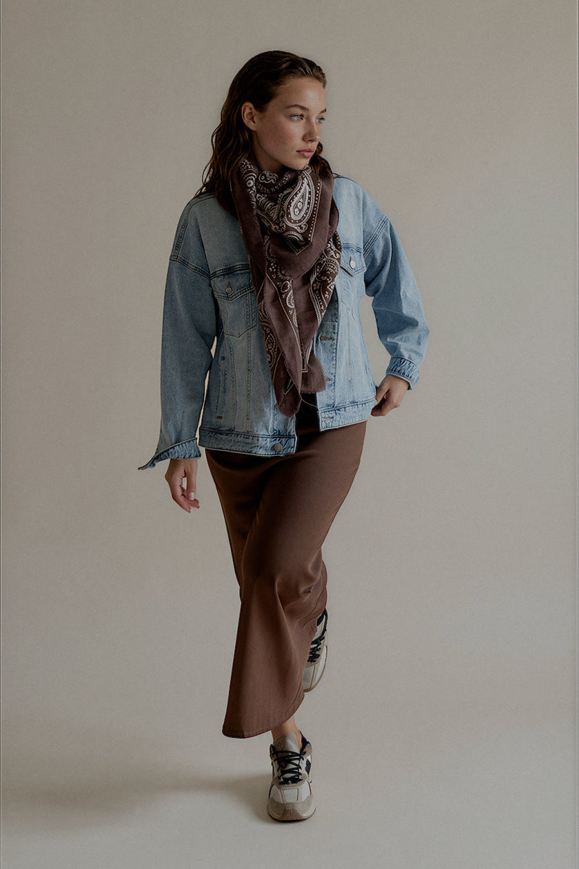 Jupe JANE longue satinée marron portée avec une veste en jean et des baskets