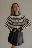 Jupe JOSIE gris anthracite à taille haute portée avec un pull rayé
