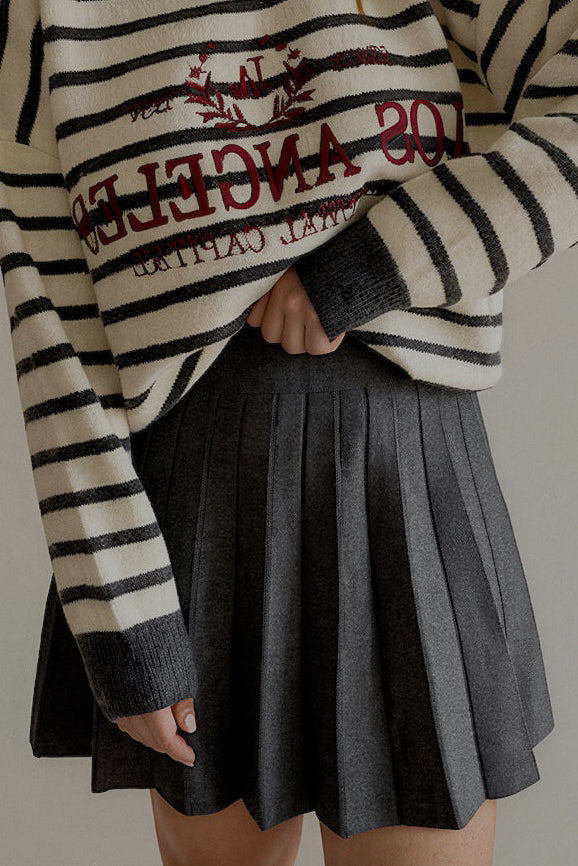 Jupe JOSIE plissée gris anthracite portée avec le pull MONROE rayé