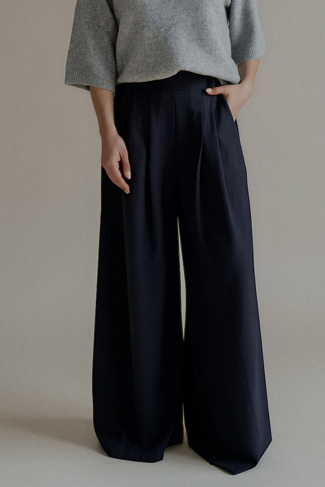 Pantalon PIA bleu marine large et fluide – vue de face
