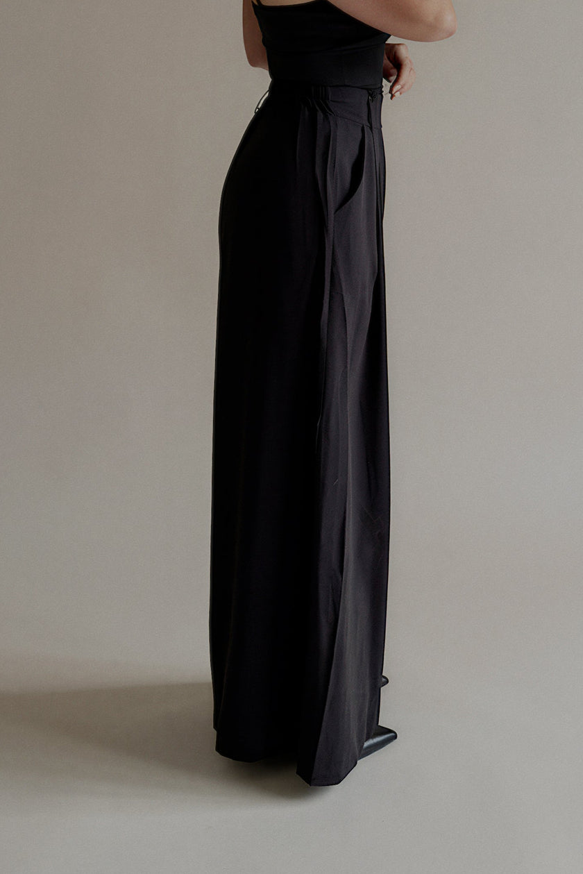 Pantalon PIPPA noir coupe large – vue de profil