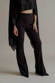 Pantalon PRIVA noir à la coupe légèrement évasée, vue de trois quarts