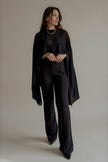 Pantalon PRIVA noir taille haute porté de face, silhouette entière