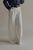 Pantalon PÉNÉLOPE écru coupe large – look avec chemise bleue