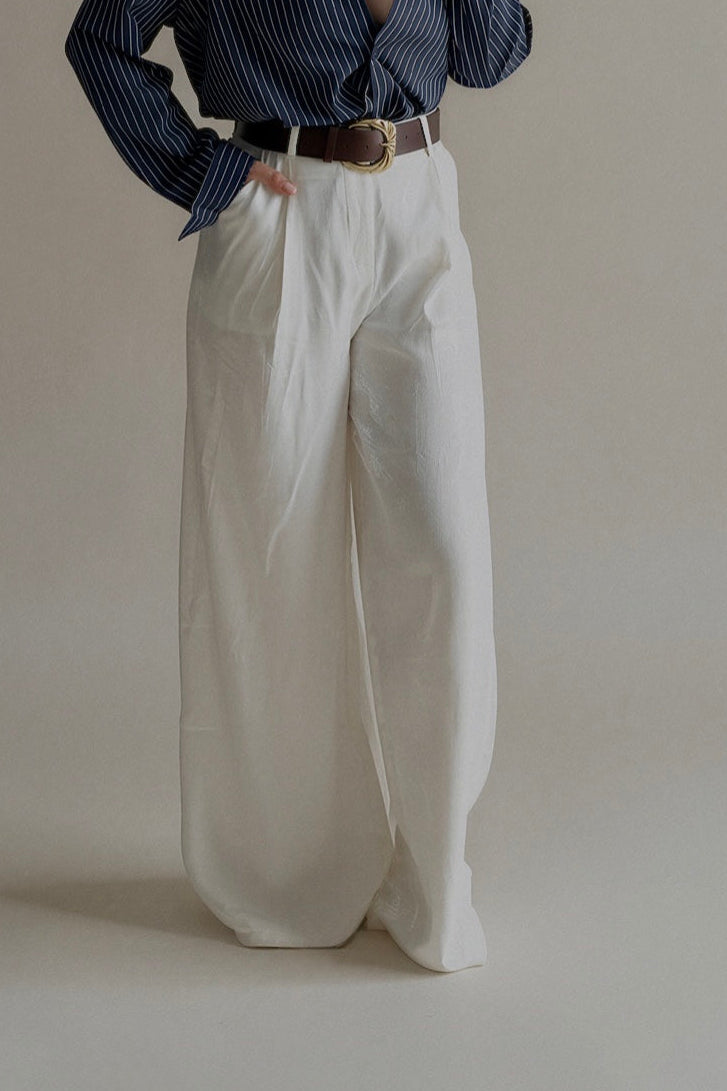 Pantalon PÉNÉLOPE écru coupe large – look avec chemise bleue