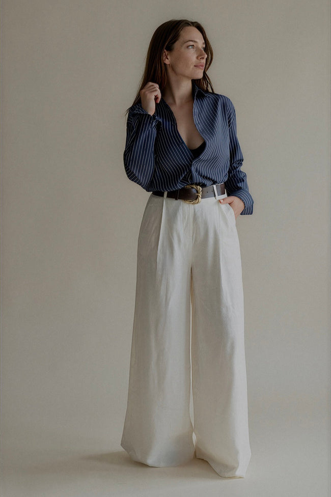 Pantalon PÉNÉLOPE écru à jambes larges – silhouette portée