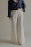 Pantalon PÉNÉLOPE écru taille haute – vue de face avec ceinture
