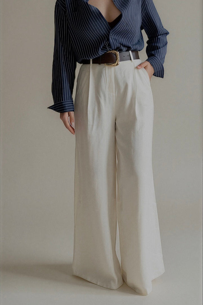 Pantalon PÉNÉLOPE écru taille haute – vue de face avec ceinture