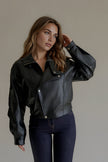 Perfecto VOLTAIRE noir oversize porté avec un jean brut, vue de face