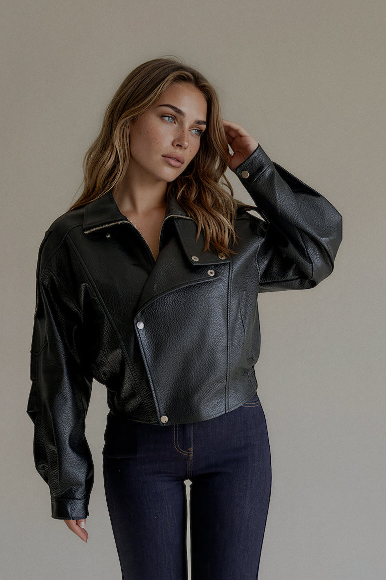Perfecto VOLTAIRE noir oversize porté avec un jean brut, vue de face