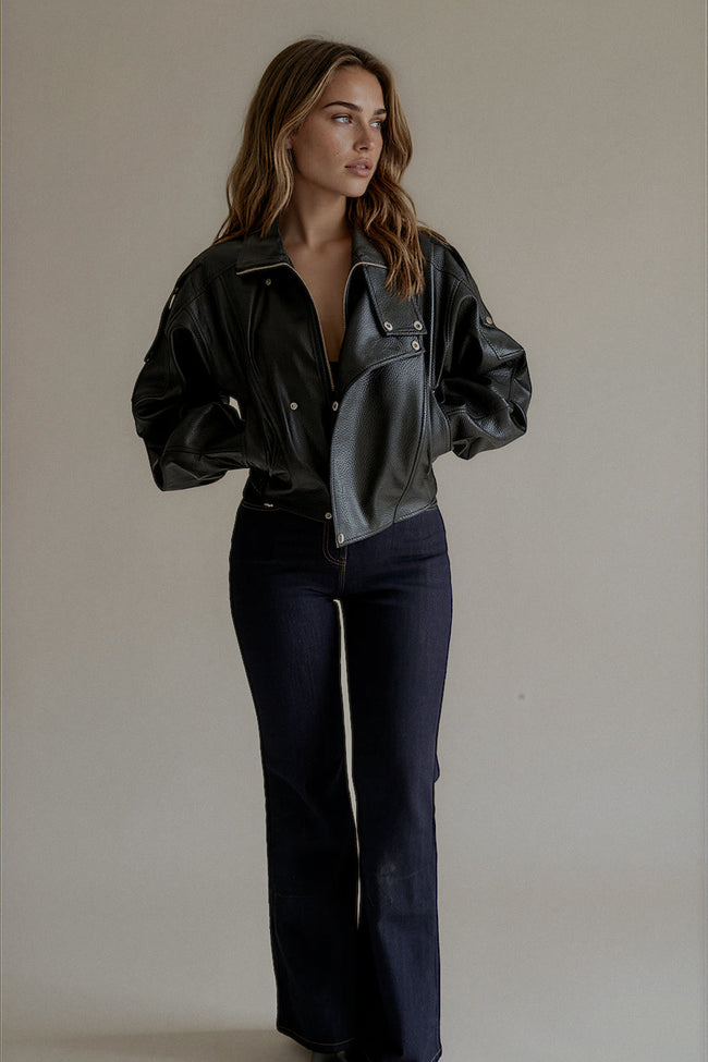 Perfecto VOLTAIRE noir oversize porté ouvert avec un jean brut