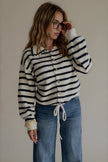 Pull MARLOW boutonné avec lien à nouer sur le bas, vue de face

