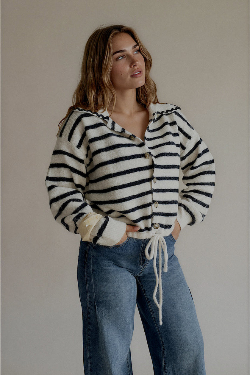 Pull MARLOW marinière écru et bleu marine porté fermé avec un jean large