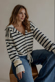 Pull MARLOW rayé porté légèrement ouvert, vue assise