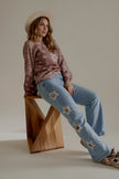 Pull MARNIE imprimé bandana taupe rosé porté assis avec un jean clair