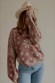 Pull MARNIE taupe rosé à imprimé bandana écru porté avec un jean clair