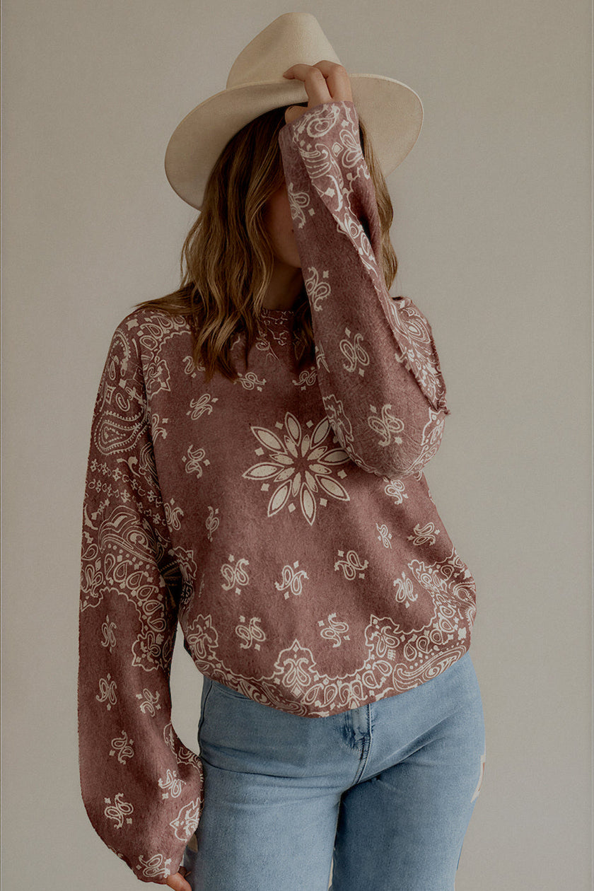 Pull MARNIE taupe rosé à imprimé bandana écru porté avec un jean clair