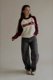 Pull MARY écru à manches bordeaux porté avec un jean gris, silhouette entière