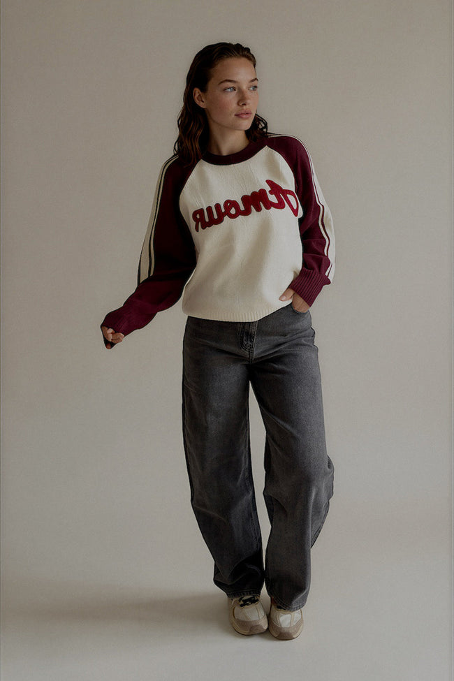 Pull MARY écru à manches bordeaux porté avec un jean gris, silhouette entière