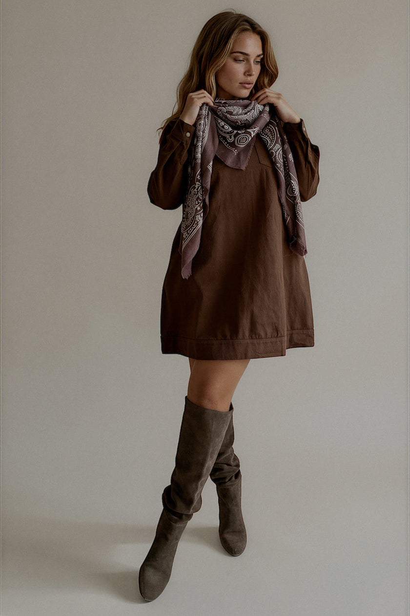Robe ROMY marron en coton portée avec un foulard imprimé