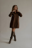 Robe ROMY marron à manches longues et poches plaquées, silhouette entière