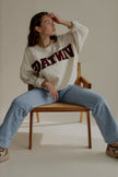 Sweat SIXTINE gris chiné et bordeaux, vue de face en position assise