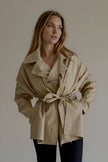 Trench VARENNE beige avec pièce amovible drapée sur les épaules