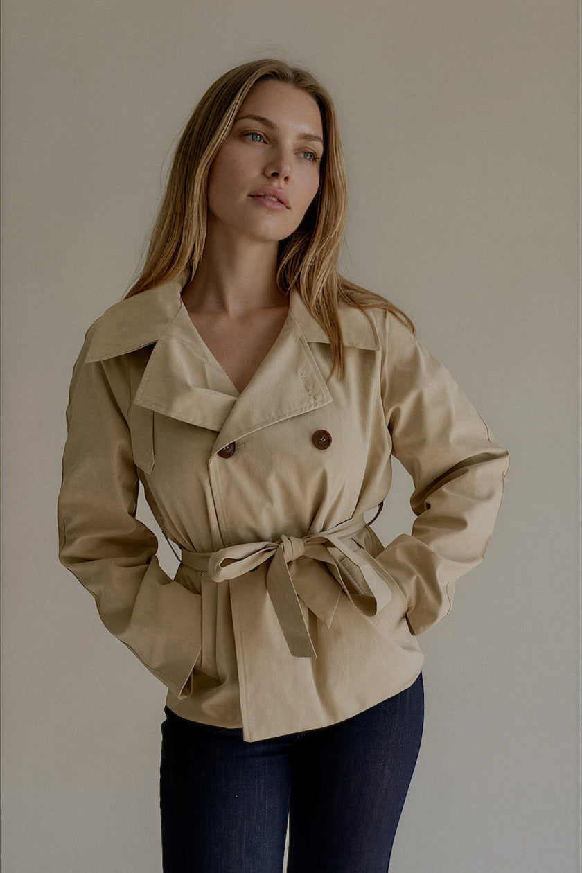 Trench VARENNE beige à double boutonnage – détail de la coupe ceinturée