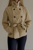 Trench VARENNE beige porté avec le col montant fermé