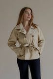 Trench VARENNE court beige porté ceinturé – vue de face