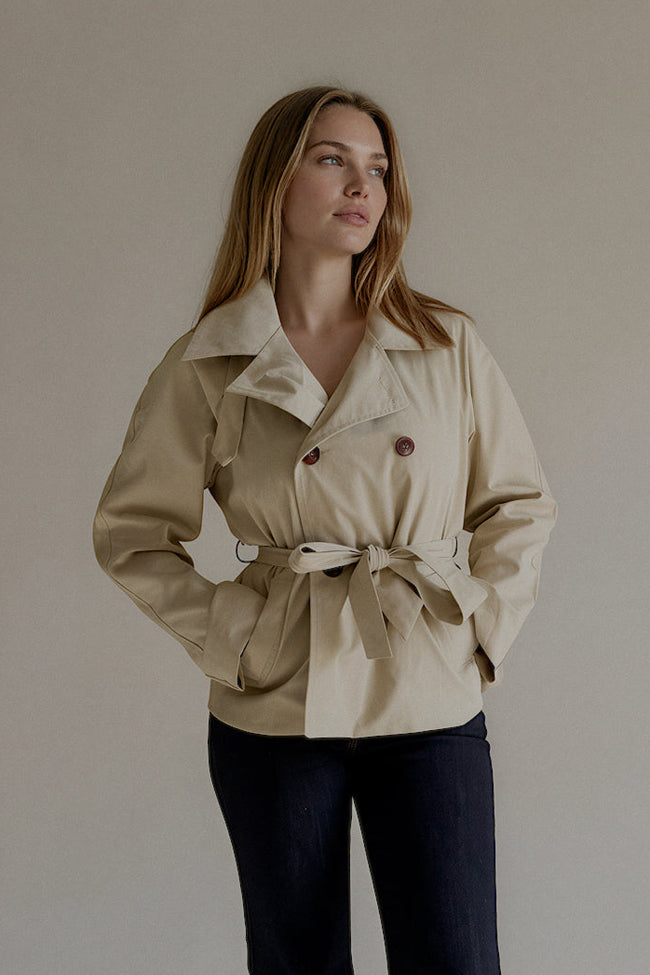 Trench VARENNE court beige porté ceinturé – vue de face