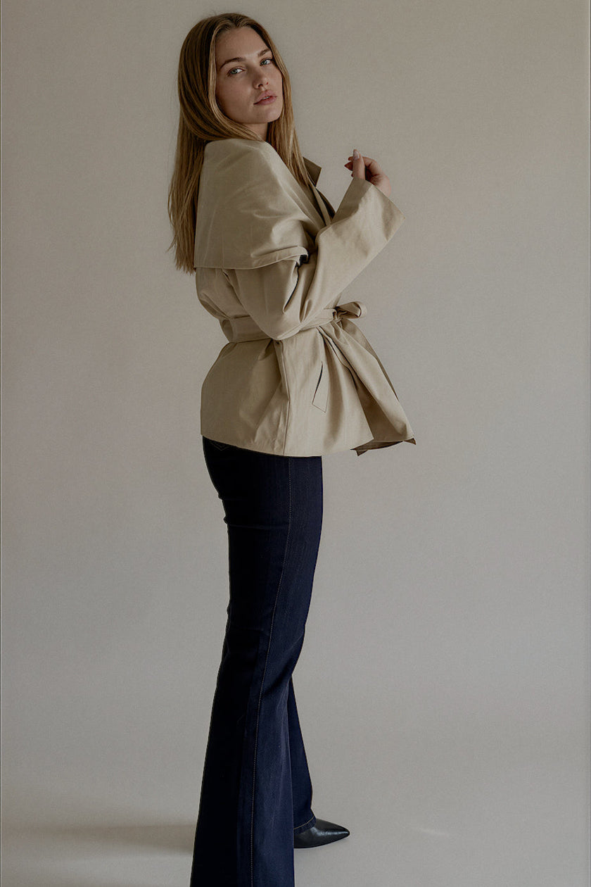 Trench VARENNE court beige – vue de côté et détail de l’empiècement cape