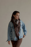 Veste VICKY en jean clair portée avec un foulard marron
