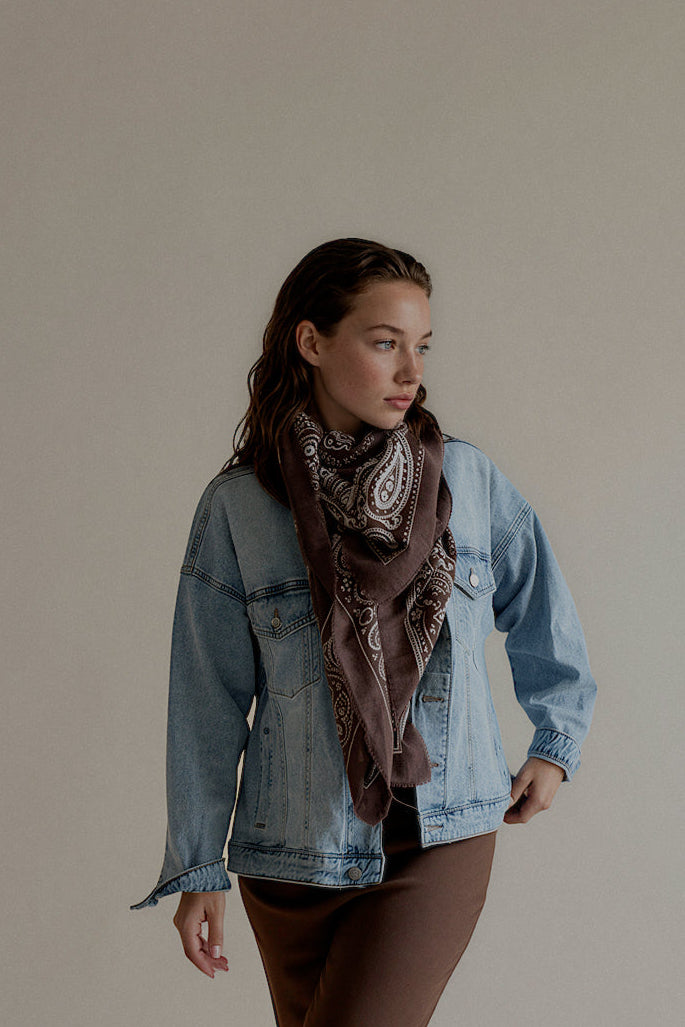 Veste VICKY en jean clair portée avec un foulard marron