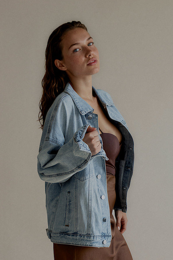 Veste VICKY en jean clair portée ouverte, vue de profil