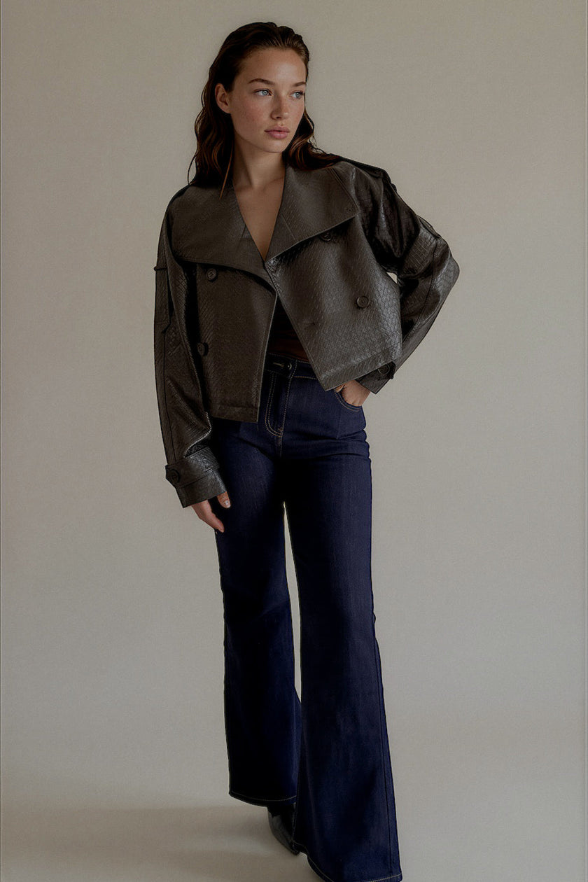Veste VIVIENNE effet cuir coffee portée ceinturée, vue de face