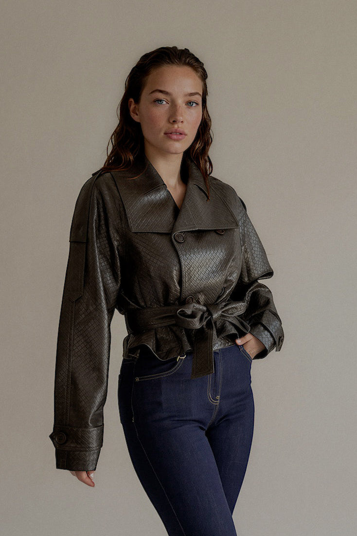 Veste VIVIENNE marron foncé à la coupe courte, vue de trois quarts

