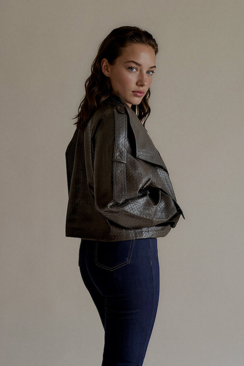 Veste VIVIENNE marron foncé à la coupe courte, vue de trois quarts


