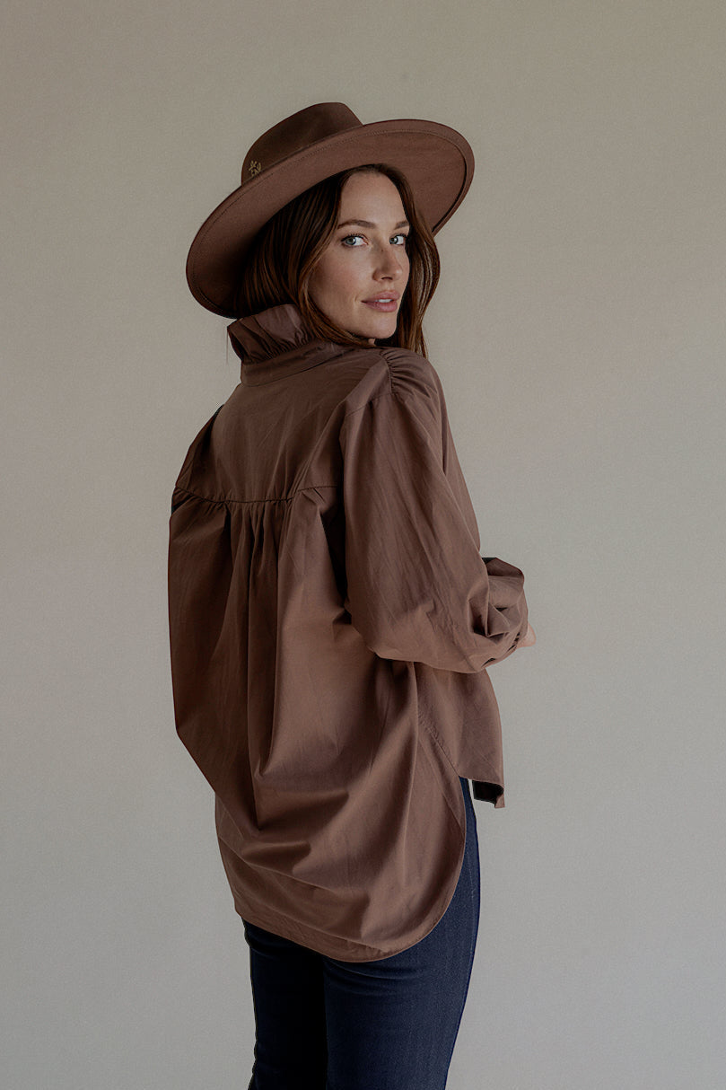 Vue de dos de la chemise CLARISSE marron et détail de sa coupe arrondie