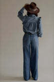 Vue de dos de la chemise CLÉO en denim bleu avec volants sur les épaules

