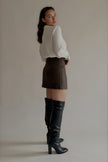 Vue de dos de la jupe-short JOYCE marron portée avec une chemise blanche