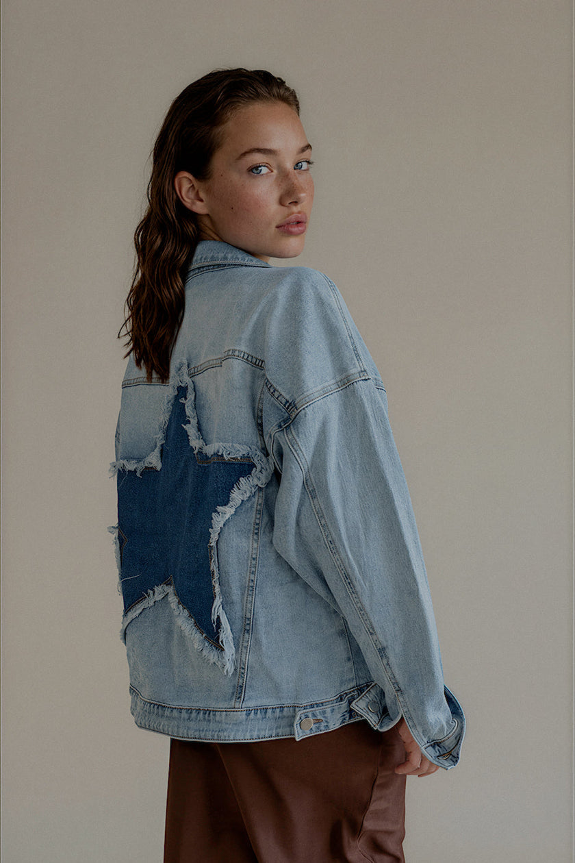 Vue de dos de la veste VICKY en jean clair avec grande étoile en denim foncé